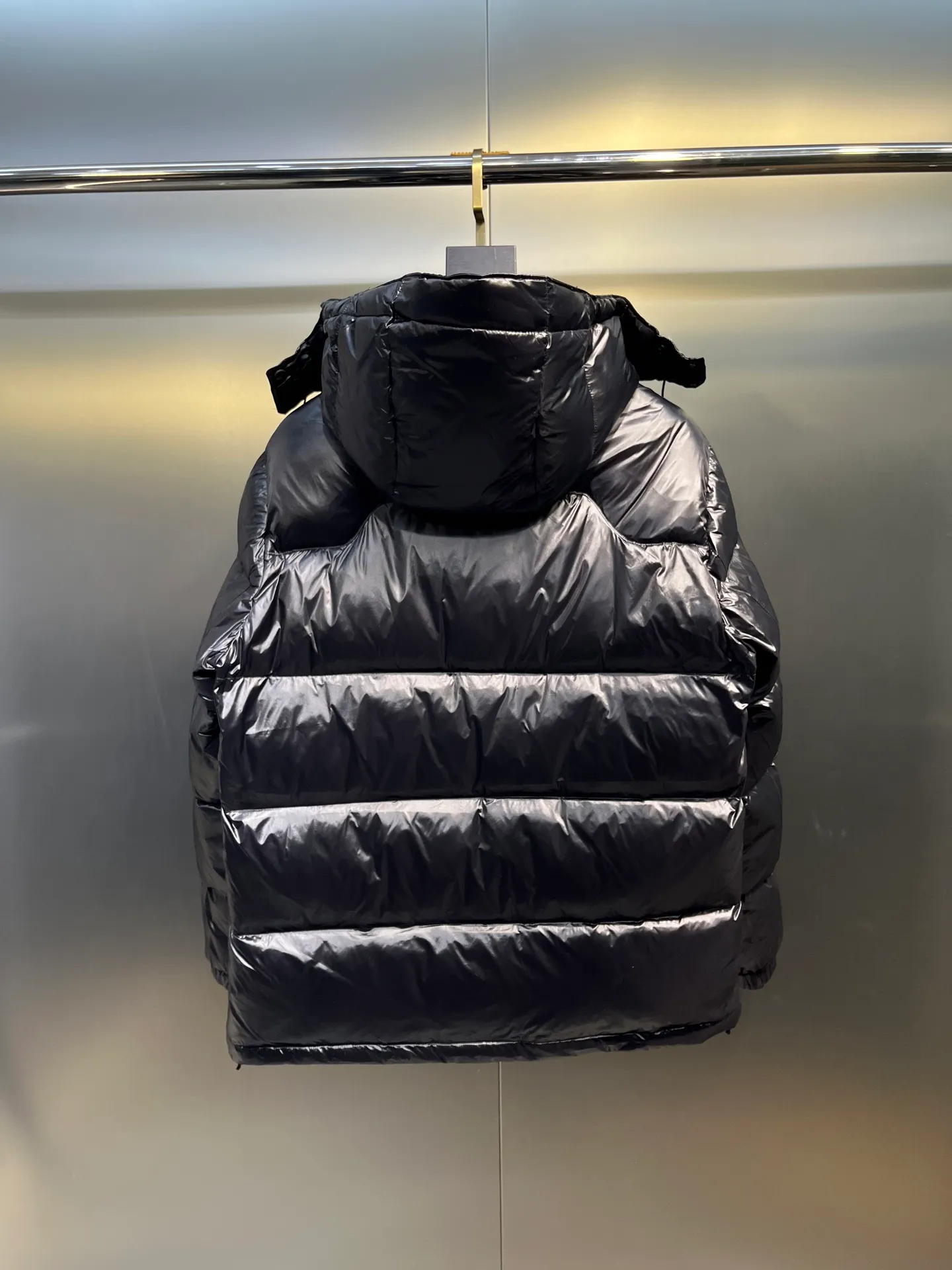 P980 Ralph Lauren polo unisex matte down jacket. Ralph is going crazy this year. The upper body fabric of major internet celebrities has a double-layer shin feel, which is full of weight! It's not as heavy as a regular jacket, and the ordinary cotton material feels really different. This one is super comfortable, soft and stylish, and has a green plaid interior that has a retro movie fashion feel! ✅Original custom-made 40D plaid four-level waterproof fabric, waterproof and anti-static fabric, exclusively using the original single-layer fabric method. The use of single-layer fabric has tested that the fabric and down must meet the standards to prevent velvet running, and ensure the feel and bulkiness. The interior is made of nylon double-layer sealing design, which will not cause any velvet running phenomenon. The adjustable hem with built-in drawstring buckle can prevent wind and cold. ✅ Silhouette jacket The upper body shape is super good, and the LOGO design on the chest is prominent. It is a style highly recommended by foreign bloggers. ✅Original original data layout, coordinated, loose, warm, fashionable, real original internal data, tolerant version. ✅Imported Behringer embroidery machine, custom-made 10,000-needle electric embroidery, using imported No. 7 needles, imported embroidery thread, ensuring that each word is full, three-dimensional and clear, and can be called the most expensive embroidery logo. ✅It is filled with national standard 80% white duck down, which has better thermal insulation performance, is light and not heavy, and has good fluff recovery after compression! ✅RDS certified high-quality 700 high fluffy white duck down filling ✅The zipper is customized from the Yoshida RL factory, with clear engravings and perfect and smooth texture ✅Accessories and buttons are all developed using the original version The fit is loose but not baggy. The size is just right and not picky. The dropped shoulder design modifies the shoulders without making them look bulky. This silhouette is a style that will never go out of style. The upper body is also very durable and recognizable. The loose and reasonable fit can be worn by both men and women. It is easy to create a clean and refreshing youthful look. Size: S M L XL XXL